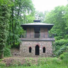 2004_ Bambuspavillon auf rekonstruierter Grotte _ 01.JPG